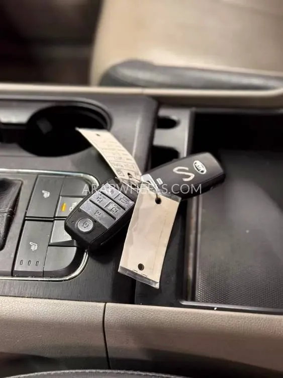 Kia Sedona 2017 for Sale in Ajman Image-13