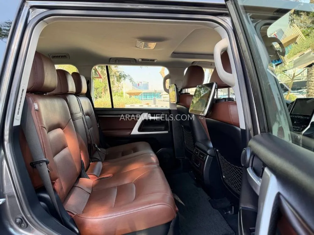 Toyota Land Cruiser 2018 for Sale in Dubai Image-10