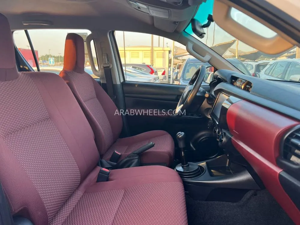 تويوتا هايلوكس 2024 for Sale in الشارقة Image-13