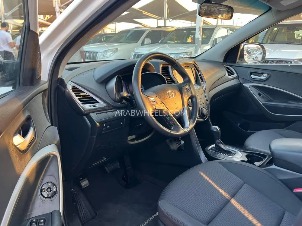 Hyundai Grand Santa Fe 2016 for Sale in Sharjah Image-10