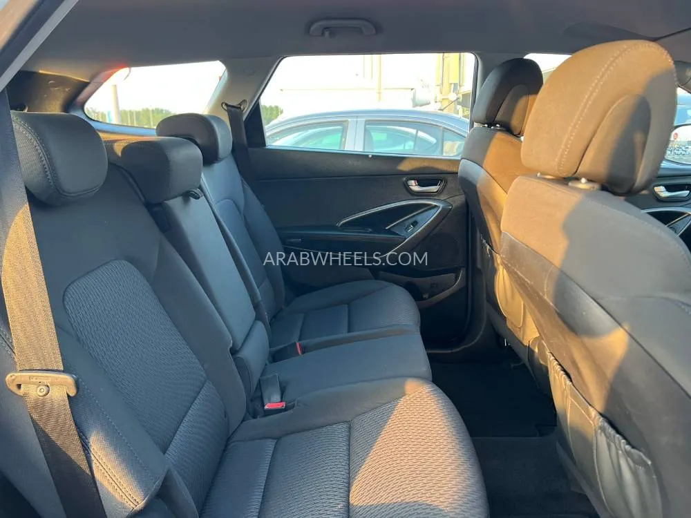 Hyundai Grand Santa Fe 2016 for Sale in Sharjah Image-15