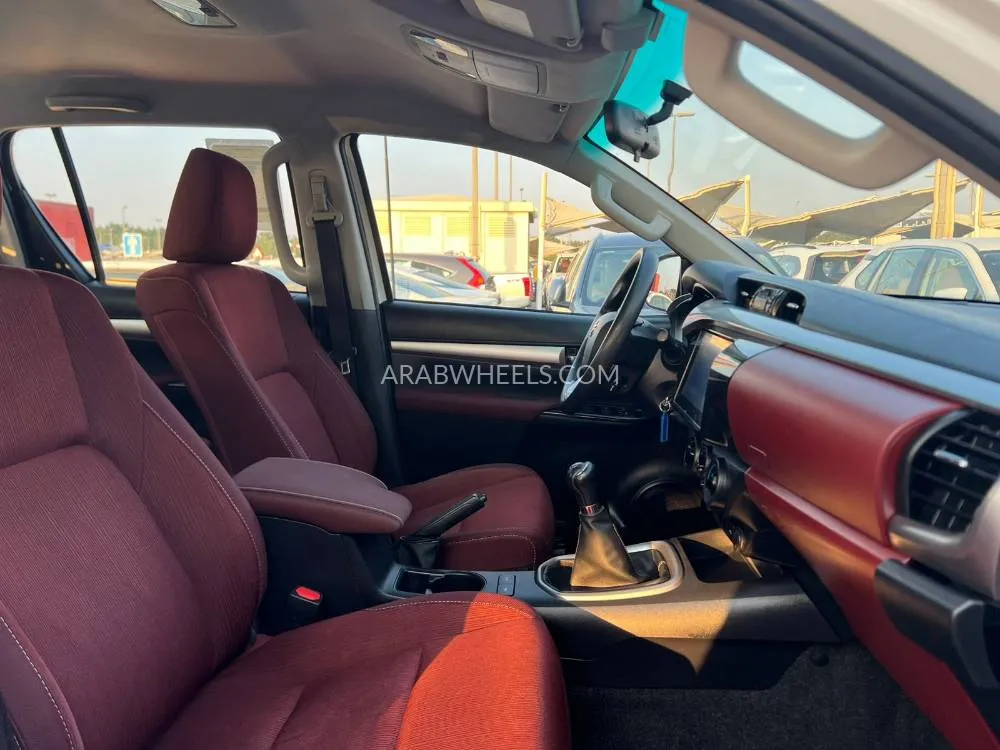 تويوتا هايلوكس 2024 for Sale in الشارقة Image-13