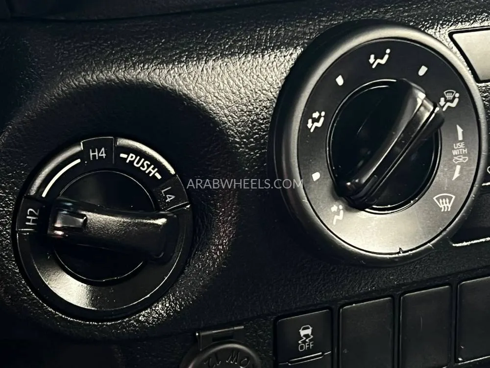 تويوتا هايلوكس 2024 for Sale in الشارقة Image-20