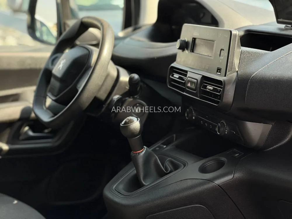 Peugeot Partner 2022 for Sale in Sharjah Image-9