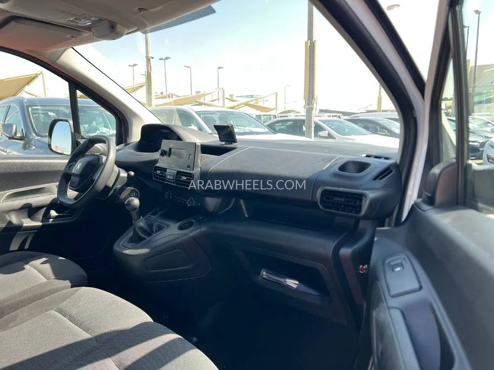 Peugeot Partner 2022 for Sale in Sharjah Image-12