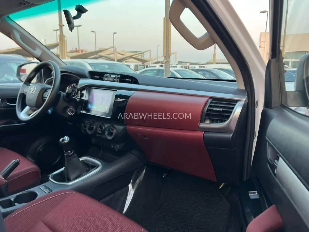 تويوتا هايلوكس 2025 for Sale in الشارقة Image-12