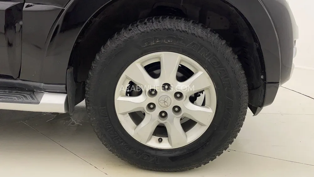 Mitsubishi Pajero 2016 for Sale in Dubai Image-10