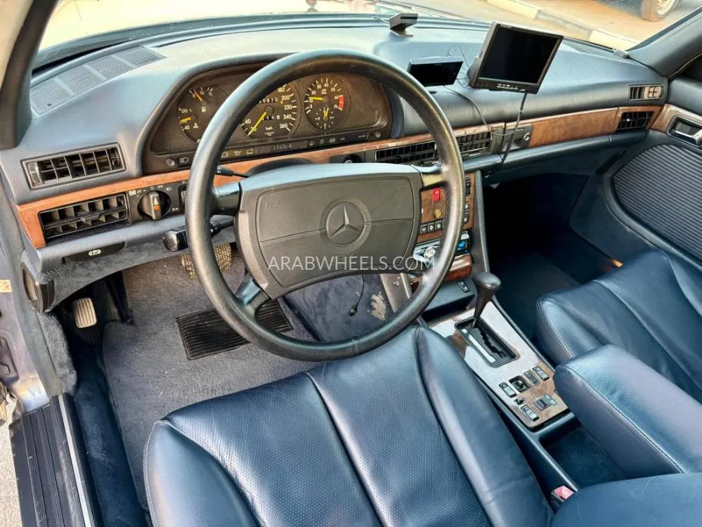 Mercedes Benz 560 1989 for Sale in Dubai Image-9