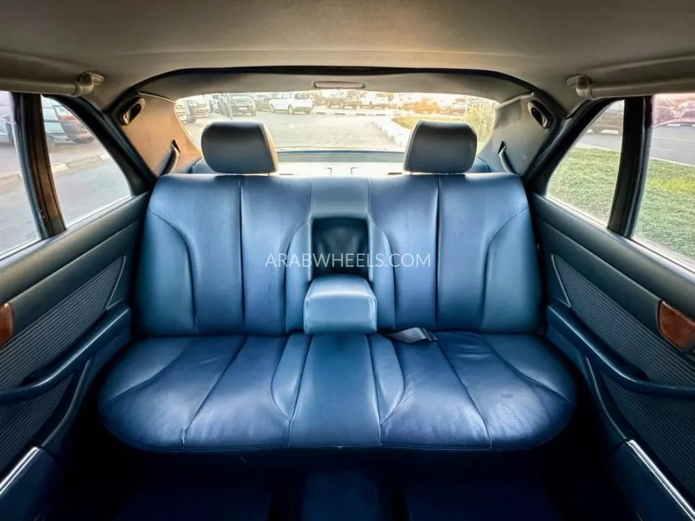 Mercedes Benz 560 1989 for Sale in Dubai Image-12