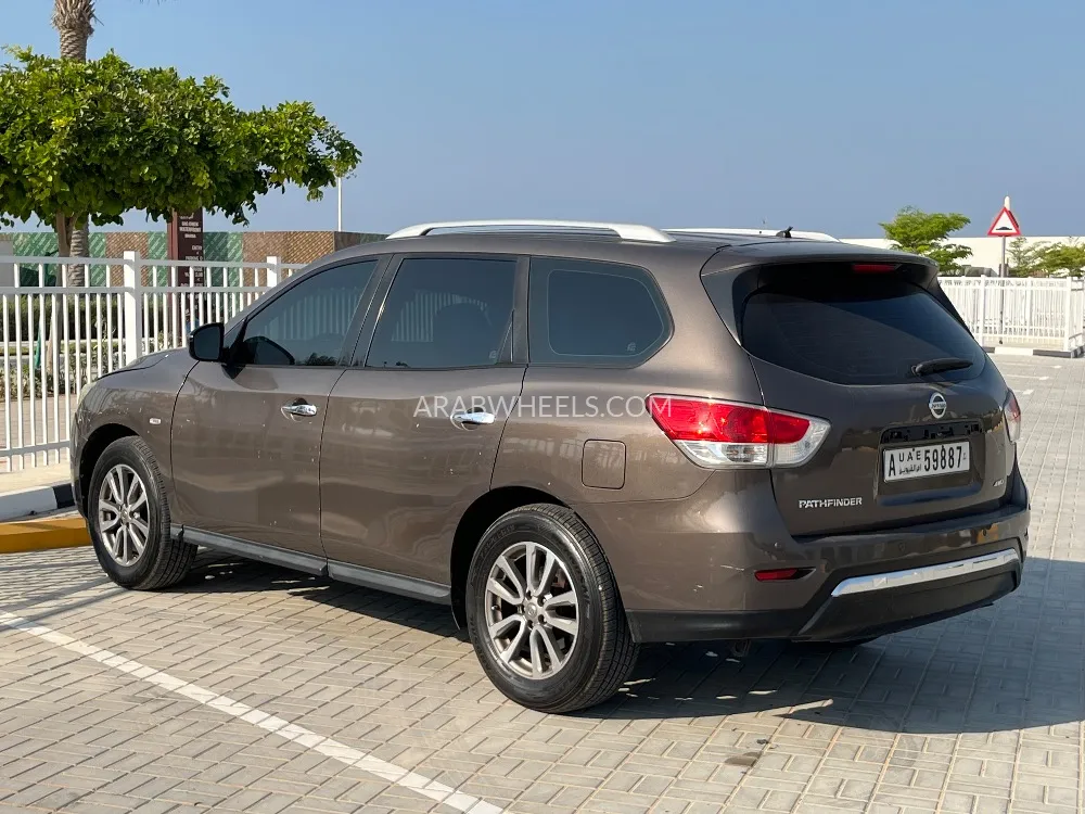 Nissan Pathfinder 2015 for Sale in Umm Al Quwain Image-7