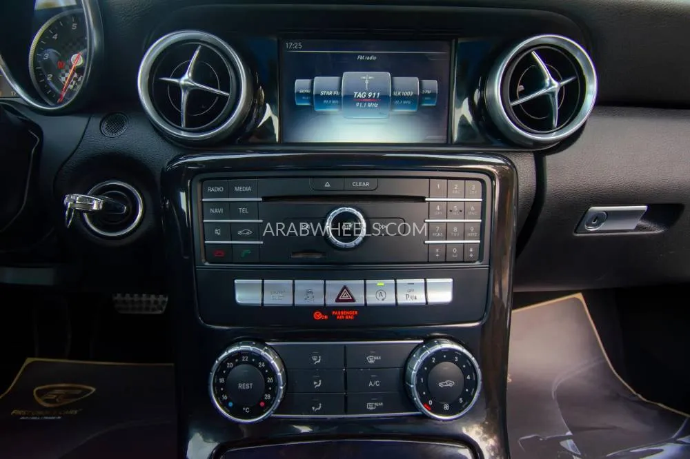 مرسيدس بنز SLC Class 2017 for Sale in الشارقة Image-12
