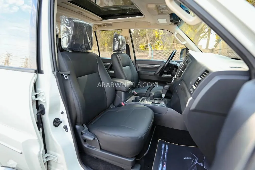 Mitsubishi Pajero 2016 for Sale in Sharjah Image-11