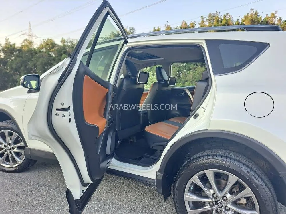 Toyota Rav4 2017 for Sale in Sharjah Image-7