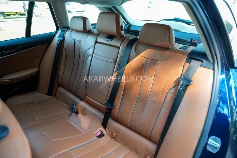 بي إم دبليو الفئة الخامسة 2020 for Sale in الشارقة Image-2