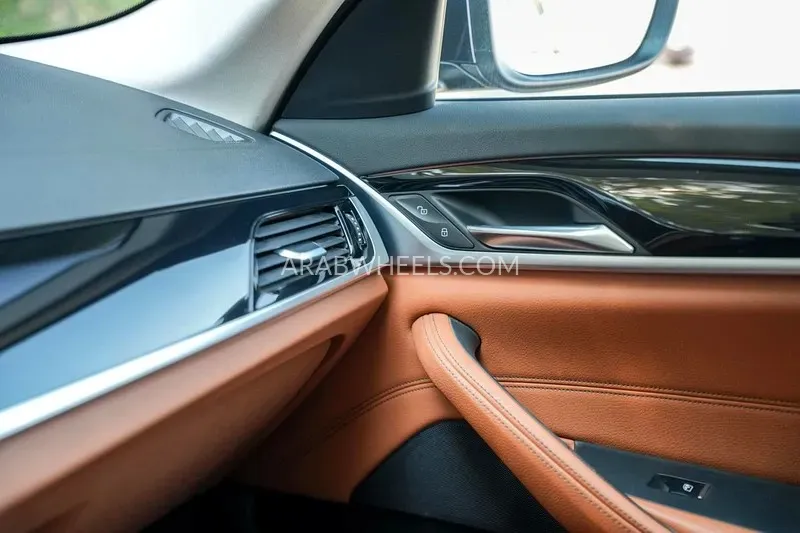 بي إم دبليو الفئة الخامسة 2020 for Sale in الشارقة Image-14