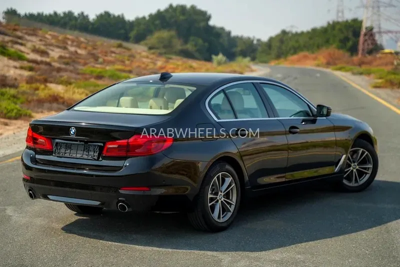 بي إم دبليو الفئة الخامسة 2020 for Sale in الشارقة Image-14