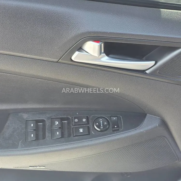 Hyundai Tucson 2016 for Sale in Sharjah Image-9