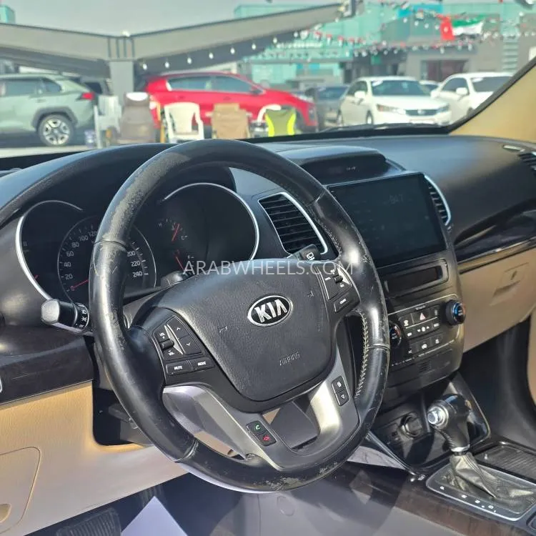 Kia Sorento 2015 for Sale in Sharjah Image-11