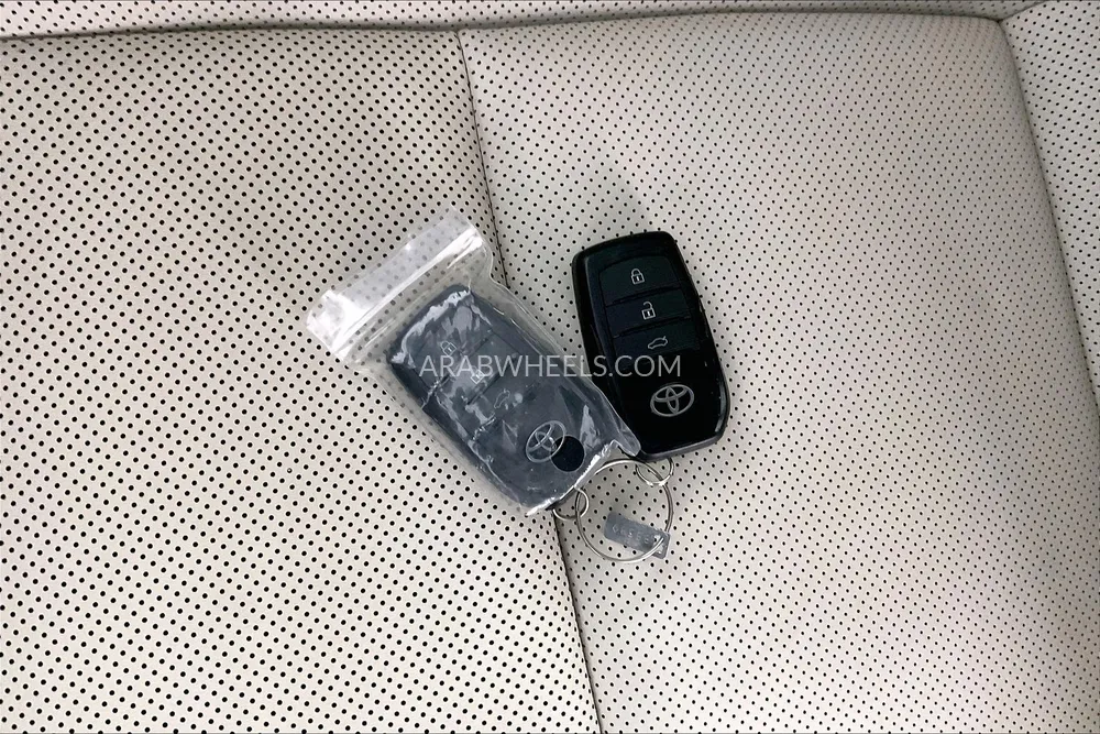 Toyota Crown 2023 for Sale in Sharjah Image-18