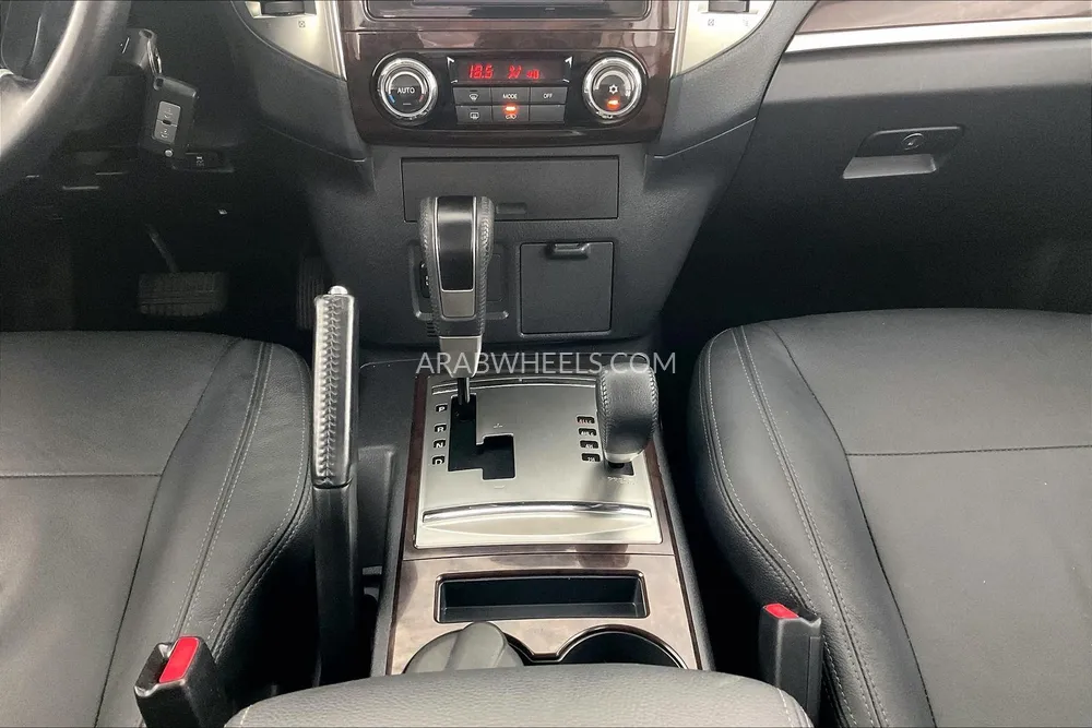 Mitsubishi Pajero 2018 for Sale in Sharjah Image-23