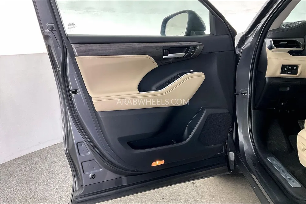 Toyota Highlander 2023 for Sale in Sharjah Image-19