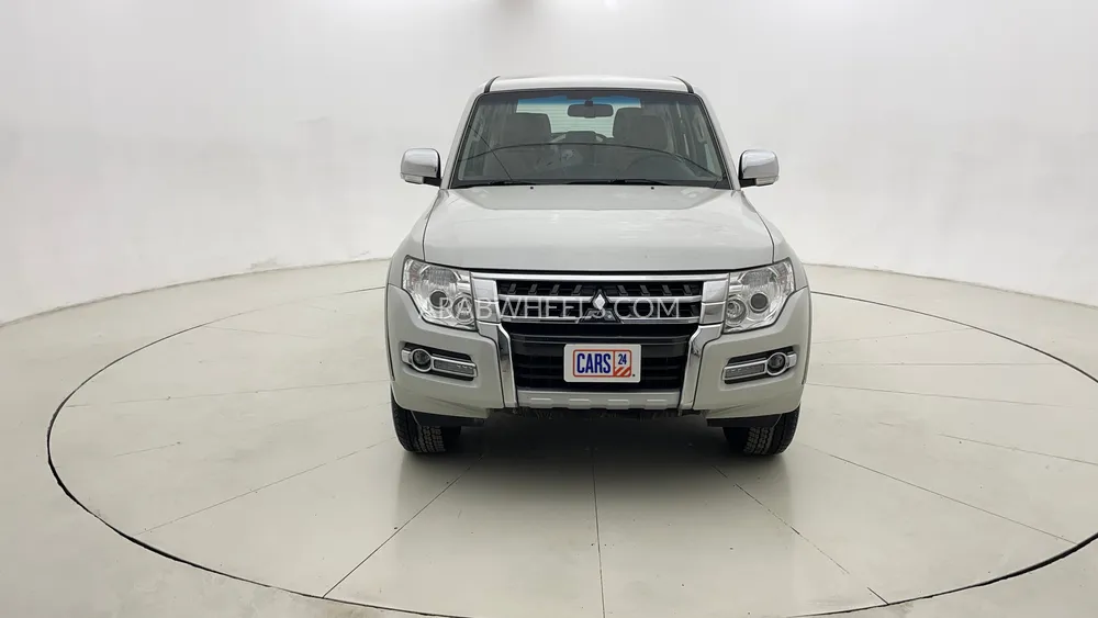 Mitsubishi Pajero 2017 for Sale in Dubai Image-8