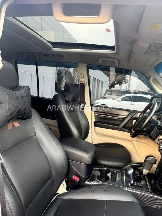 Mitsubishi Pajero 2012 for Sale in Sharjah Image-2