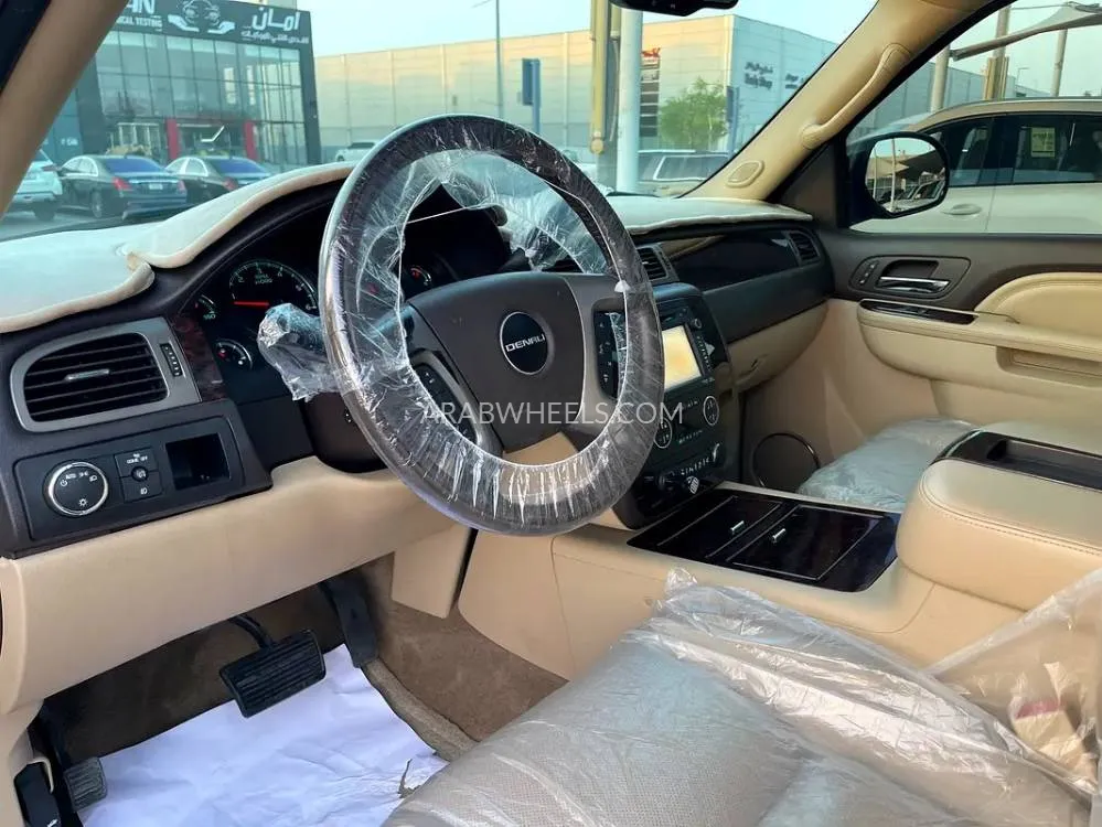 GMC Yukon XL 2012 for Sale in Sharjah Image-6