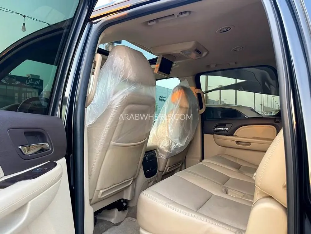 GMC Yukon XL 2012 for Sale in Sharjah Image-10