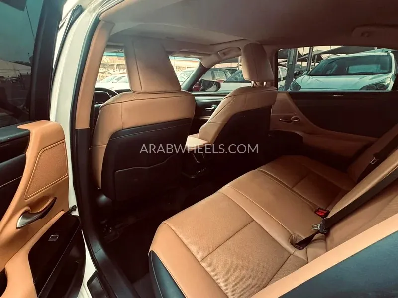 Lexus ES 2022 for Sale in Sharjah Image-6