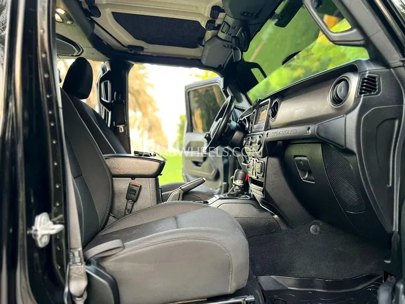 Jeep Wrangler 2018 for Sale in Sharjah Image-19