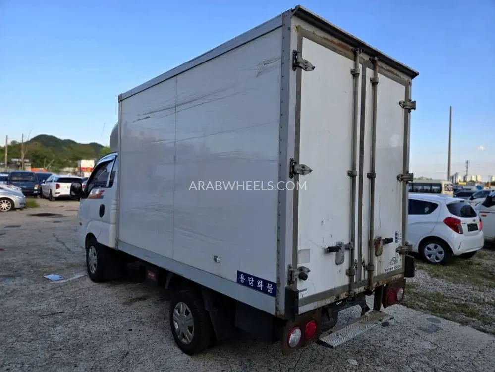 Kia Bongo 2017 for Sale in Sharjah Image-7