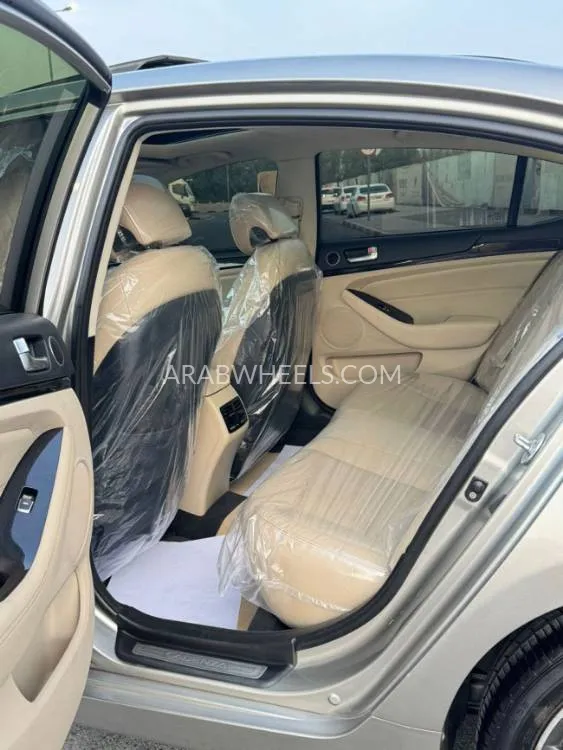 Kia Cadenza 2015 for Sale in Sharjah Image-9