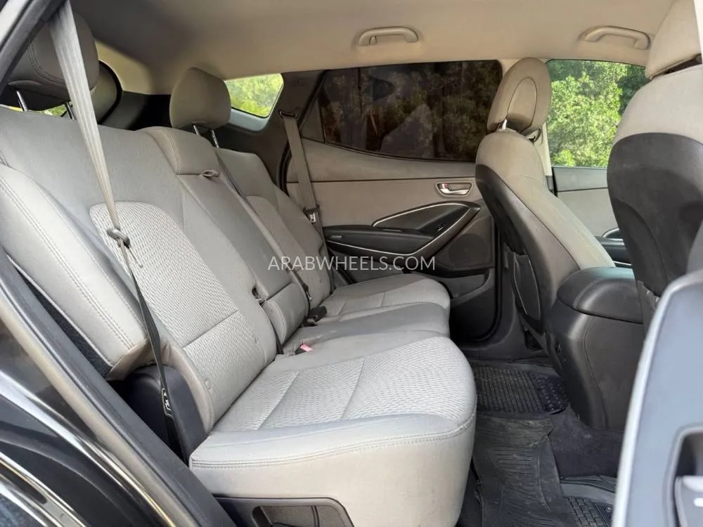 Hyundai Grand Santa Fe 2018 for Sale in Sharjah Image-13