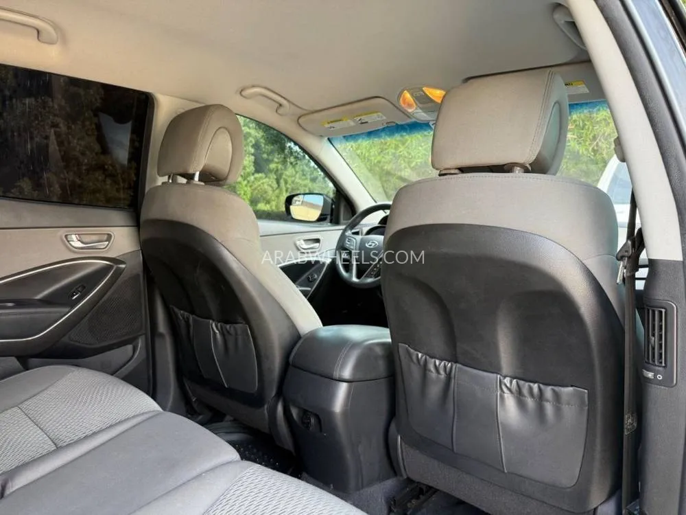Hyundai Grand Santa Fe 2018 for Sale in Sharjah Image-15