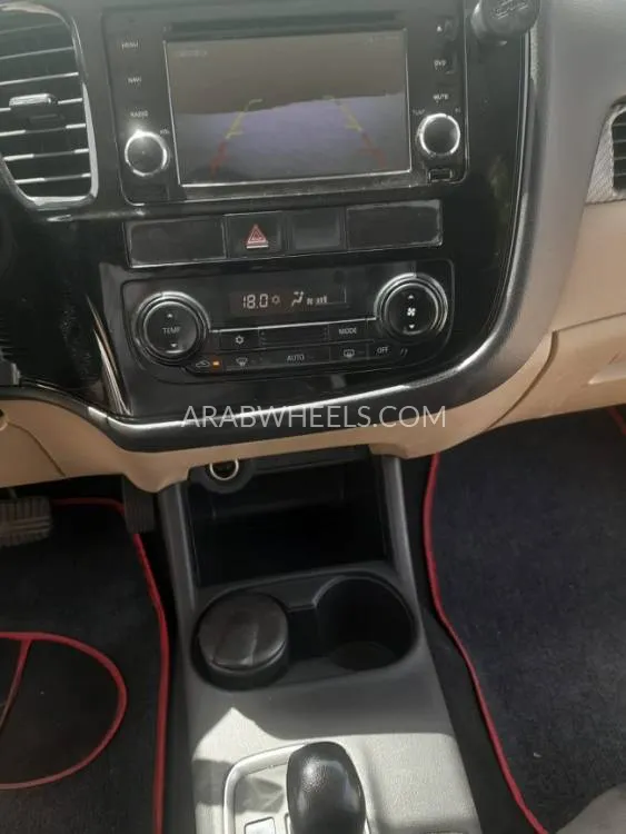ميتسوبيشي أوتلاندر 2015 for Sale in الشارقة Image-4