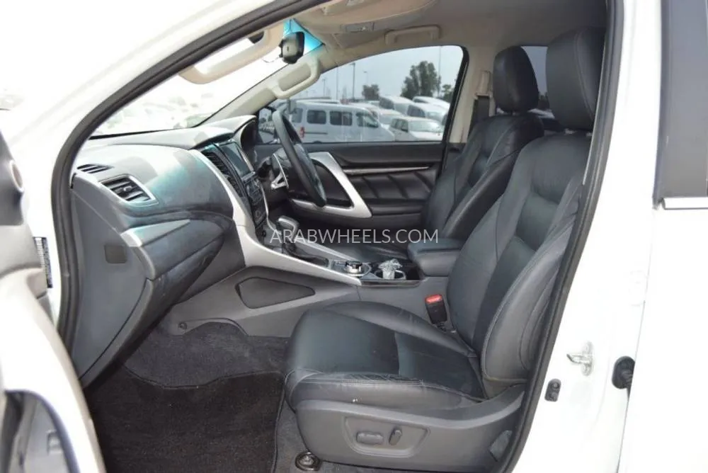 Mitsubishi Pajero 2018 for Sale in Dubai Image-14