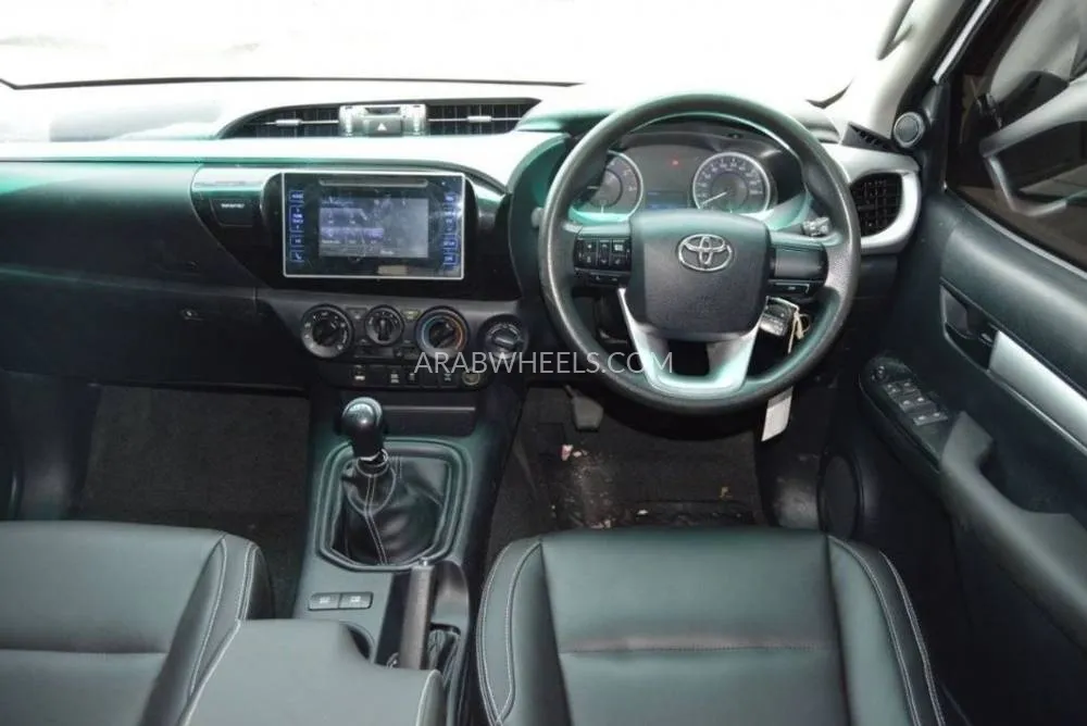 Toyota Hilux 2017 for Sale in Dubai Image-9