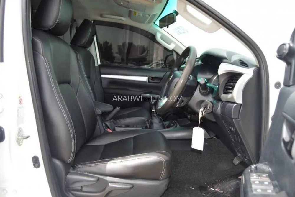 Toyota Hilux 2017 for Sale in Dubai Image-10