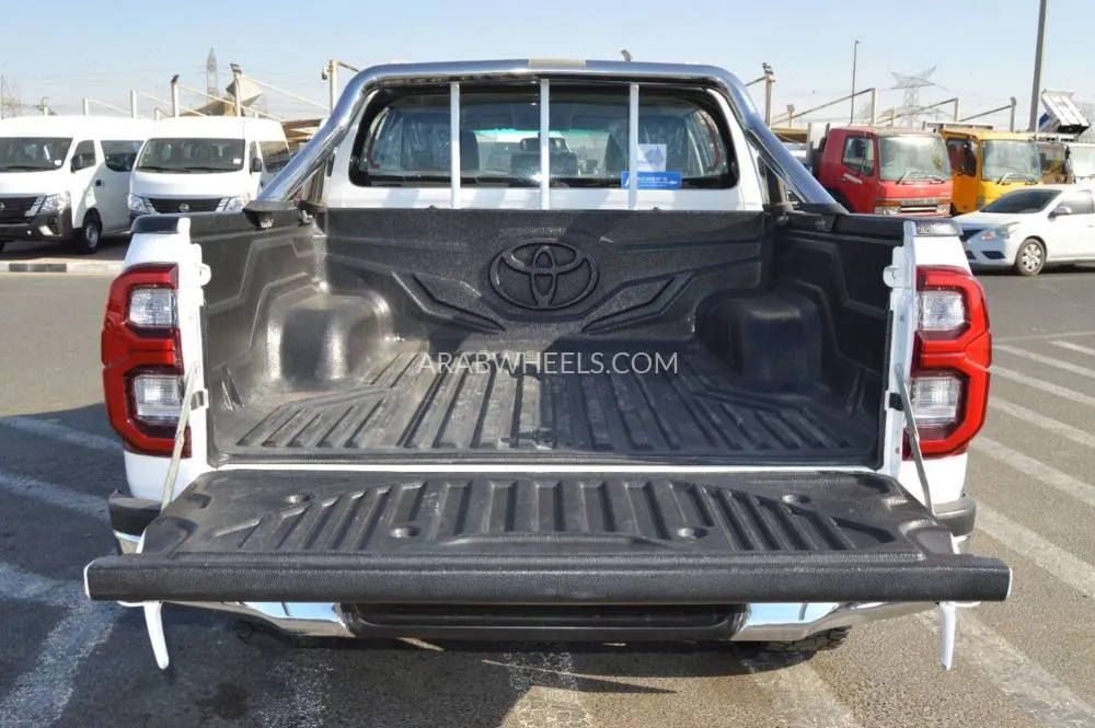Toyota Hilux 2017 for Sale in Dubai Image-9