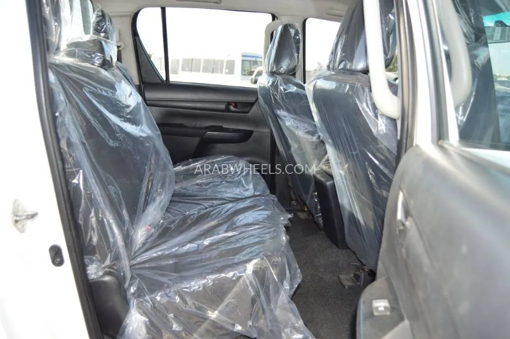 Toyota Hilux 2017 for Sale in Dubai Image-12
