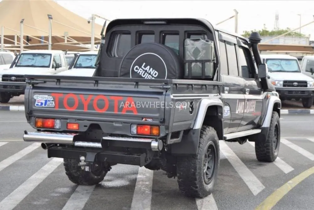 Toyota Land Cruiser 70 Series 2015 for Sale in Dubai Image-6