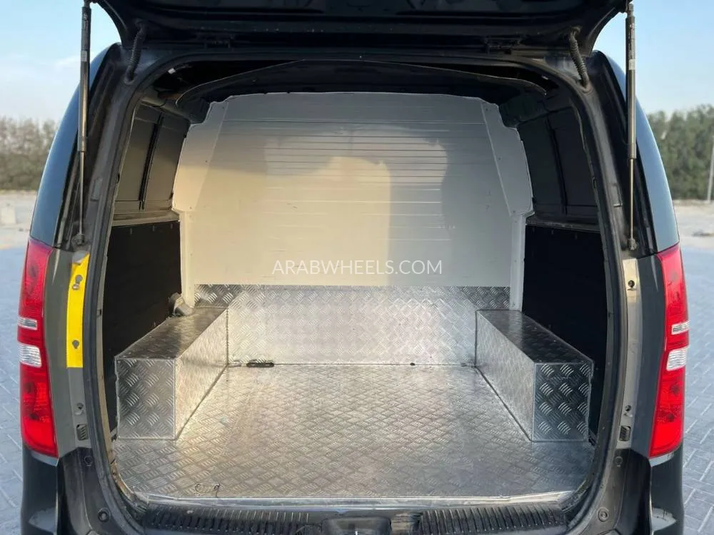 Hyundai H-1 Starex 2016 for Sale in Sharjah Image-6