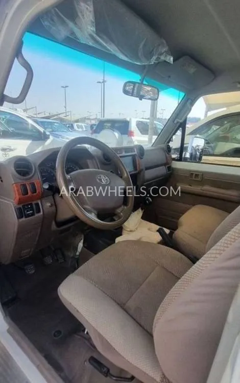 Toyota Land Cruiser 70 Series 2015 for Sale in Sharjah Image-3