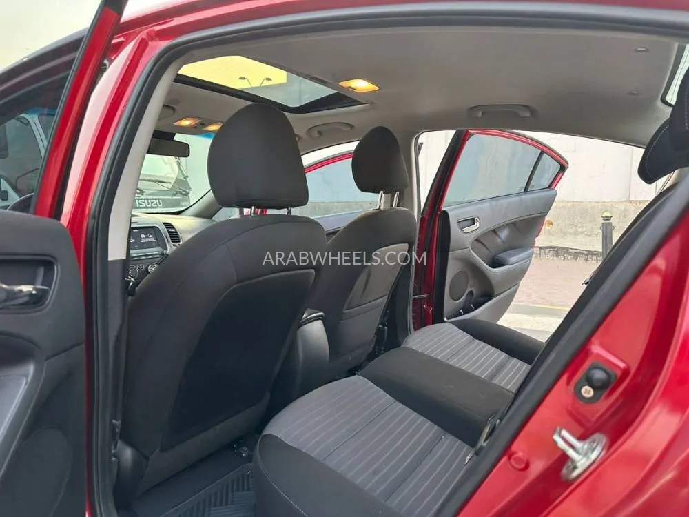 Kia Forte 2018 for Sale in Sharjah Image-12