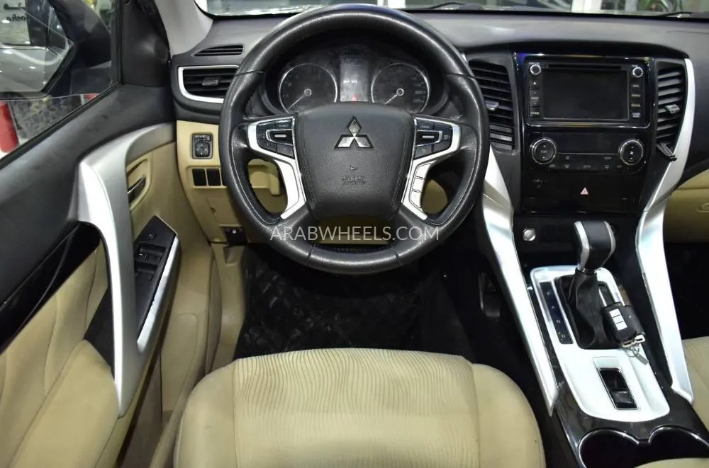 Mitsubishi Montero Sport 2016 for Sale in Dubai Image-12