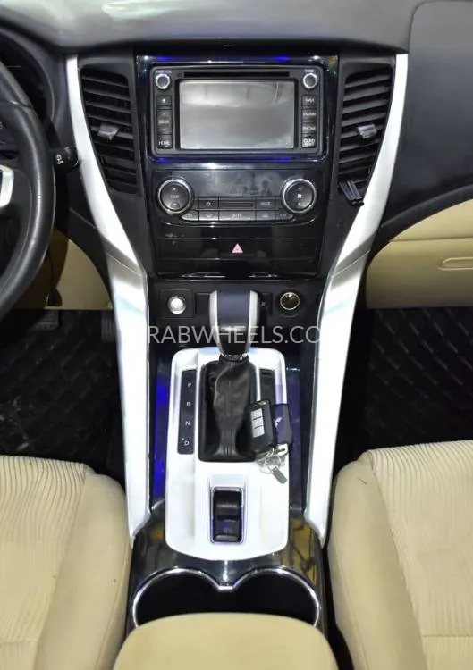 Mitsubishi Montero Sport 2016 for Sale in Dubai Image-14