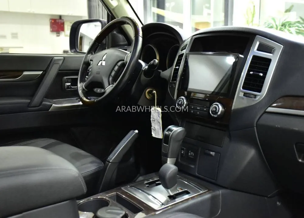 Mitsubishi Pajero 2018 for Sale in Dubai Image-11