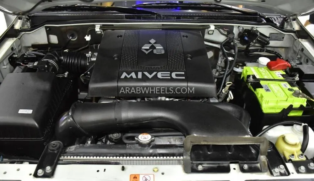 Mitsubishi Pajero 2018 for Sale in Dubai Image-17