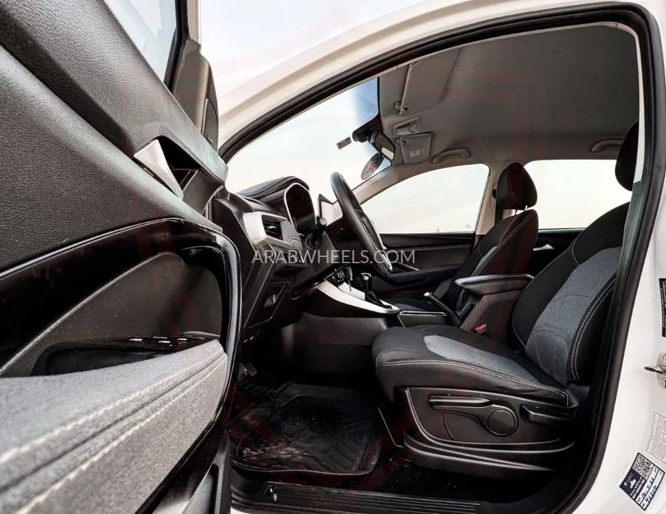 Chevrolet Captiva 2023 for Sale in Sharjah Image-8